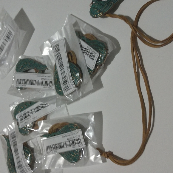 Necklace Angel Wings Heart Charm on Suede Strap - Picture 11 of 11